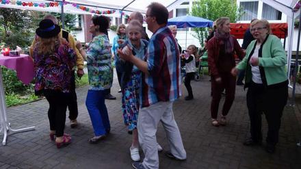 Der Tanz mit ihrem Ergotherapeuten macht der fast 90jährigen Dame sichtlich Spaß