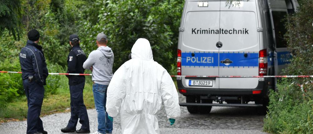 Einsatzkräfte der Polizei und Kriminaltechniker sind am 08.09.2017 in Berlin an einem Weg am Hardenbergplatz neben dem Zoo zu sehen. Der tote Körper lag versteckt neben einem Bahndamm. 
