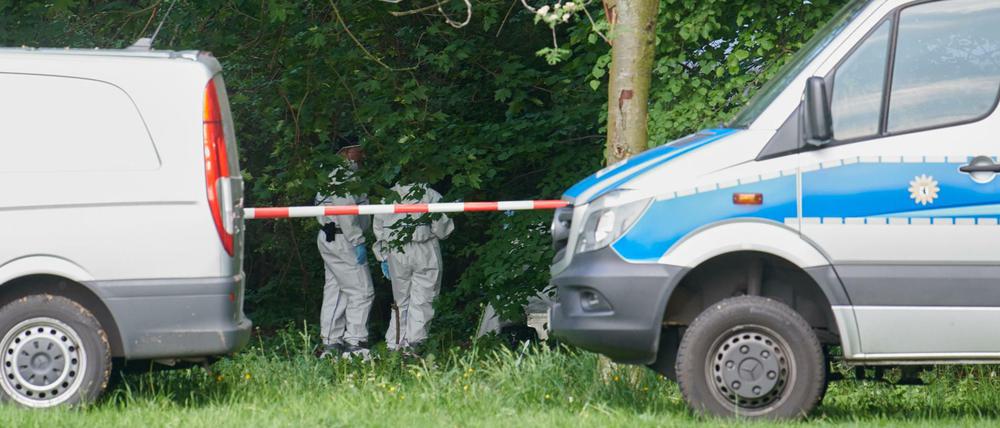 Kriminaltechniker der Polizei sichern Spuren im Treptower Park. Dort wurde am Sonntagnachmittag Leiche des obdachlosen Augsburgers gefunden.