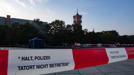 Der Tatort am Alexanderplatz unterhalb des Fernsehturms wurde von der Polizei abgesperrt.