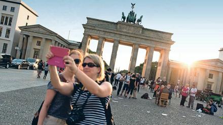 Die meisten Touristen benehmen sich am Brandenburger Tor wie ganz normale Touristen.
