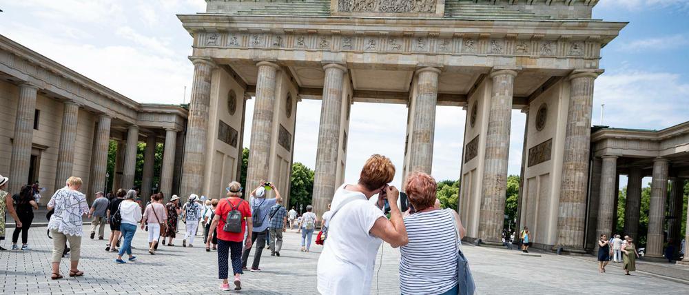 Einige trauen sich schon wieder Urlaub in Berlin zu machen - langsam spürt das auch die Tourismusbranche.