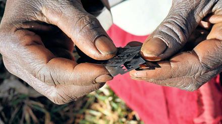 Weibliche Genitalverstümmelung wird international als Menschenrechtsverletzung und Kindermisshandlung bewertet.