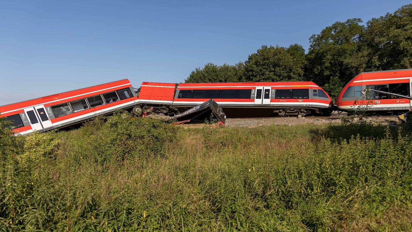 Unglück an Bahnübergang Zug nach Berlin kollidiert zwischen Stettin und Tantow mit Lastwagen