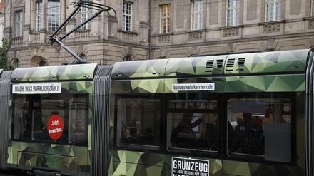 Seit einem Jahr wirbt die Bundeswehr großflächig auf Straßenbahnen.