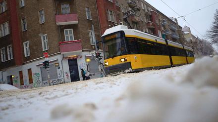 Endlich wieder Schnee in Berlin. Hier pflügt sich eine Straßenbahn der Linie M13 durch Friedrichshain.