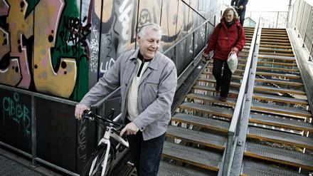 Selbstverständlich mit dem Rad unterwegs. Dänemarks Transportminister Henrik Dam Kristensen am Kopenhagener S-Bahnhof Østerport. Der Minister ist gerade auf dem Weg zur Einweihung neuer DSB S-Bahnzüge, die mehr Fahrräder als bisher transportieren können. Seit 2010 ist der Transport eines Fahrrades in der S-Bahn kostenlos. Seither werden pro Jahr nicht mehr 2,1 Millionen Fahrräder, sondern 7,3 Millionen transportiert. 