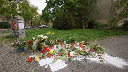 Blumen liegen an dem Ort in Pankow, an dem eine sechsfache Mutter niedergestochen wurde.