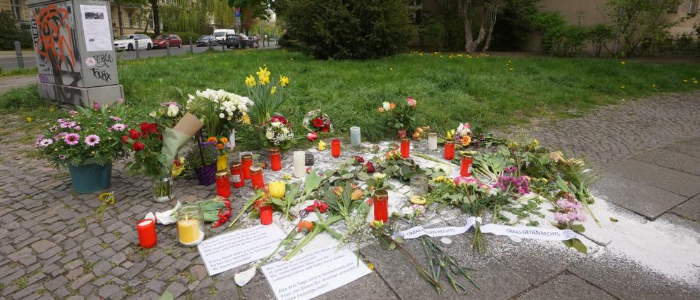 Blumen liegen an dem Ort in Pankow, an dem eine sechsfache Mutter niedergestochen wurde.