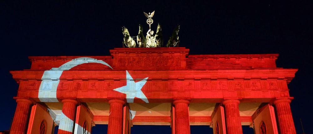 Das Brandenburger Tor ist am 2. Januar 2017 zum Gedenken an die Opfer des Anschlags in Istanbul in den Farben der türkischen Flagge angestrahlt.