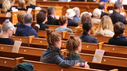Besucher sitzen im Dom in Berlin bei einem ökumenischem Trauergottesdienst für die Opfer des Anschlags von Nizza.