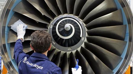 Ein Mechaniker des Triebwerksherstellers Rolls-Royce arbeitet an einem Triebwerk im Werk Dahlewitz in Brandenburg. 