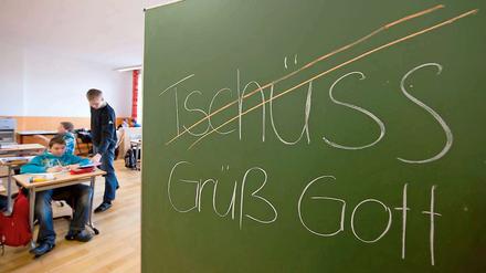 Nix mit Tschüss. An einer Schule in Passau heißt es ab sofort "Grüß Gott".
