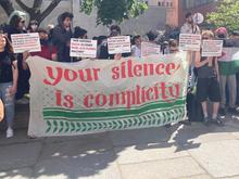 Protest mit Plakaten und Sprechchören: Dutzende versammeln sich zu Pro-Palästina-Demo vor der TU Berlin