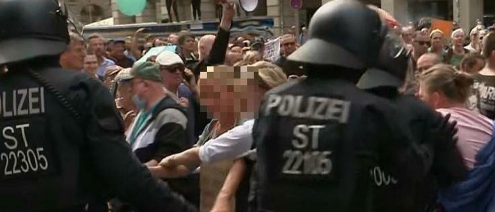 Die Staatsanwältin im Tumult um die Polizei-Absperrung bei der Corona-Demo in Berlin.