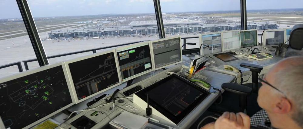 Blick aus dem Tower des BER. Hier könnte eines der zwei Satellitenterminals entstehen - aber wie sollen die Passagiere zum Hauptterminal (hinten im Bild) gelangen?