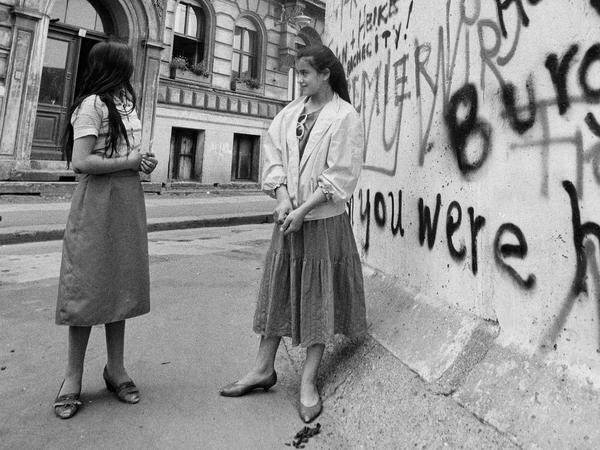 Türkeistämmige Mädchen vor der Berliner Mauer in Berlin/Kreuzberg, 1984.