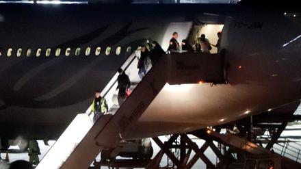 Die aus der Türkei abgeschoben Familie wird am Flughafen Tegel von der Polizei in Empfang genommen.