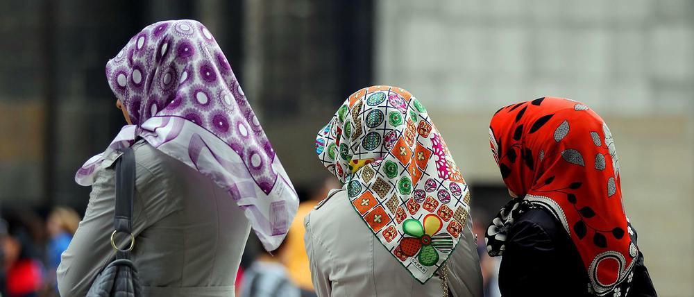Frauen mit Kopftuch (Symbolbild)