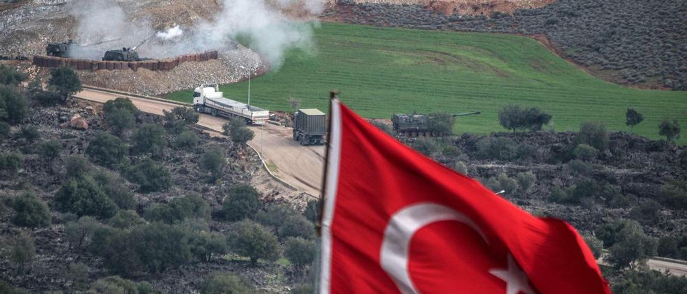 Türkische Artillerie feuert auf Stellungen der kurdischen YPG-Milizen. 