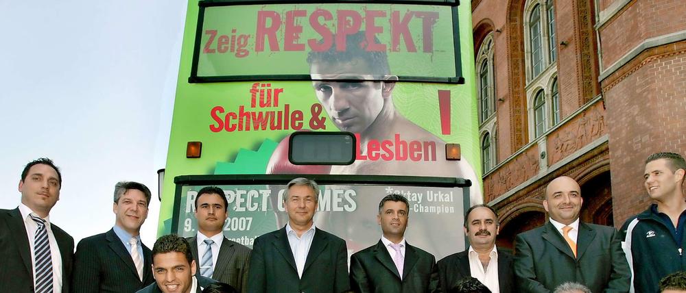 Gruppenbild mit dem Regierendem. Klaus Wowereit posiert 2007 inmitten von Türkiyem-Spielern, dahinter ein BVG-Bus mit entsprechender Botschaft