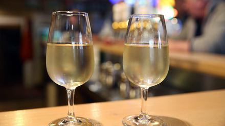 Ein kühles Glas Wein wird bei vielen Sommerfesten nicht fehlen. Sollte man dabei aber auch komplizierte Themen besprechen?