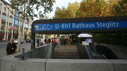 Blaues Namensschild über dem Eingang zum U-Bahnhof Rathaus Steglitz in Berlin.