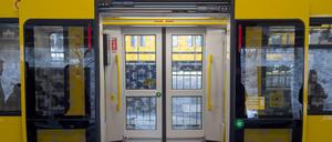 Es gibt zu wenige U-Bahnen in Berlin. Die Klage von Siemens könnte der BVG und ihren Fahrgästen noch Probleme bereiten.