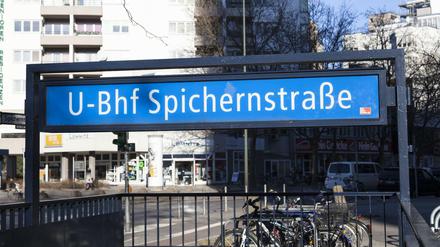 Blick auf ein Eingangsschild des U-Bahnhofs Spichernstraße in Berlin-Wilmersdorf.