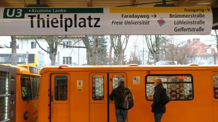 Auswechseln. Seit 1913 heißt der U-Bahnhof Thielplatz. Bis 1929 war er Endstation der heutigen U 3. 