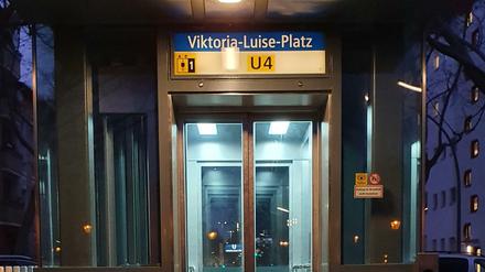 Zumindest am Viktoria-Luise-Platz wurde der Aufzug nach zwei Jahren fertig.