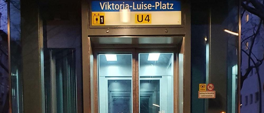 Zumindest am Viktoria-Luise-Platz wurde der Aufzug nach zwei Jahren fertig.