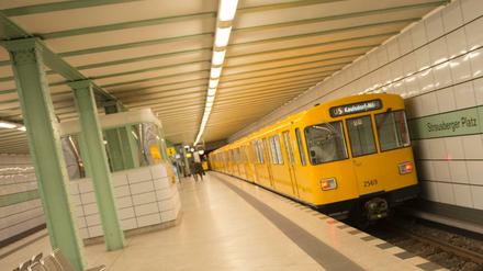 Bis April unterbrochen: Eine Bahn der Linie U5 im Bahnhof Strausberger Platz.