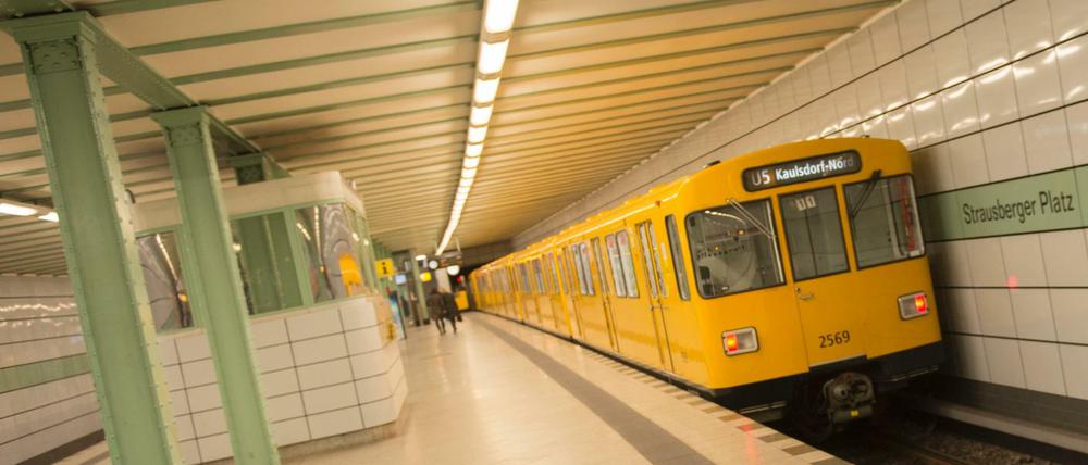 Bis April unterbrochen: Eine Bahn der Linie U5 im Bahnhof Strausberger Platz.