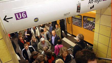 Zwischen den U-Bahnhöfen Französische Straße und Friedrichstraße werden die U-Bahn-Gäste in den nächsten 16 Monaten zu Fuß gehen müssen.