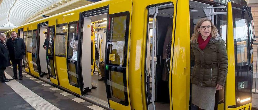 Über das Podest, auf dem BVG-Chefin Sigrid Nikutta steht, können Fahrer in den anderen Zugteil wechseln. Für Fahrgäste gibt’s moderne Anzeigen – und harte Sitze.
