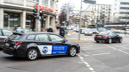 Ein Fahrzeug von Uber in Berlin: Es werden immer mehr, aber noch gibt es mehr klassische Taxis.