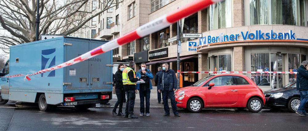 Polizisten sicherten auf dem Berliner Kurfürstendamm an einem Geldtransporter Spuren. Der Transporter war zuvor überfallen worden.