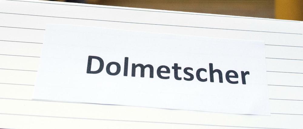 Ein Schild mit der Aufschrift «Dolmetscher» ist in einem Verhandlungssaal (Archivbild). 