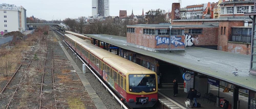 Am S-Bahnhof Feuerbachstraße ist die Trasse der ehemaligen „Stammbahn“ von Berlin nach Potsdam gut zu erkennen. Platz ist da.