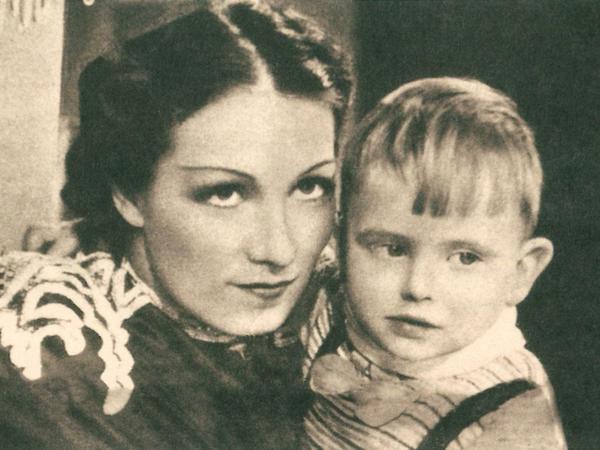 Als vierjähriges "Hänschen" Roedelius spielte der Künstler in Ufa-Filmen, hier in "Verklungene Melodie" mit Brigitte Horney (1938).
