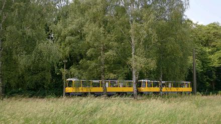 Die Tram 68 fährt durch idyllische Landschaft.