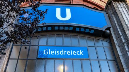 Zum Streit kam es unter dem Bahnübergang an der Luckenwalder Straße – gleich neben dem U-Bahnhof.