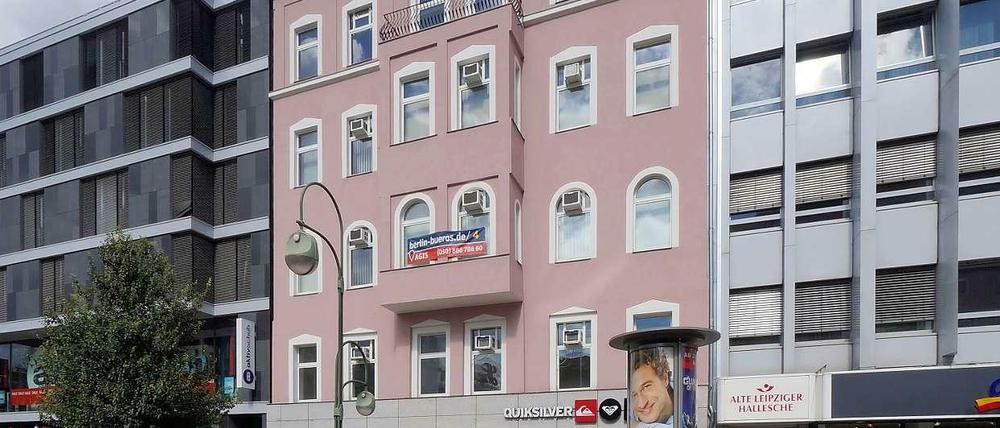 Erotik am Boulevard. In dieses rosa Geschäftshaus an der Tauentzienstraße 4 sollen noch in diesem Jahr das Museum von Beate Uhse und ein Sexshop einziehen.