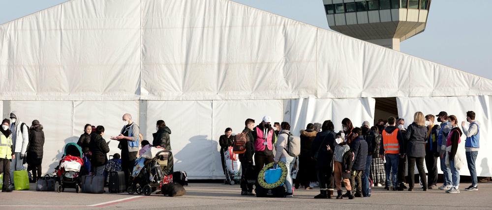 Für Flüchtlinge beginnt im Ankunftszentrum in Tegel ihre Zeit in Berlin. 