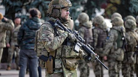 Ein Soldat beim Besuch des ukrainischen Präsidenten Selelnskyi in der kürzlich von russischen Truppen befreiten Stadt Cherson.