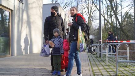 Diese vierköpfige Familie kommt aus der ukrainischen Stadt Czernowitz und wird im Landesamt für Flüchtlingsangelegenheiten Berlin (LAF) in Empfang genommen. 