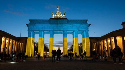 Ein Zeichen der Solidarität: Das Brandenburger Tor leuchtet in den Farben der Ukrainischen Flagge. 