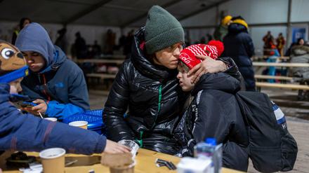 Halt geben in der Fremde. Wie Larissa, ihre Tante und deren Söhne sind bereits Zehntausende Kriegsflüchtlinge aus der Ukraine in Berlin angekommen.
