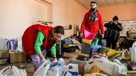 Mitarbeiter vom ukrainischen Roten Kreuz sortieren Spenden m Süden des Landes